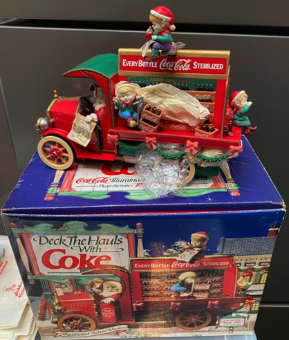 3010-1 € 125,00 coca cola muziekdoos kerstauto werkt op batterijen, auto gaat op en neer en div figuurtjes beweegen